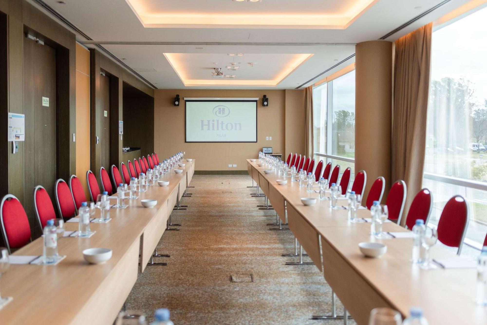 Hotel Hilton Pilar 4*