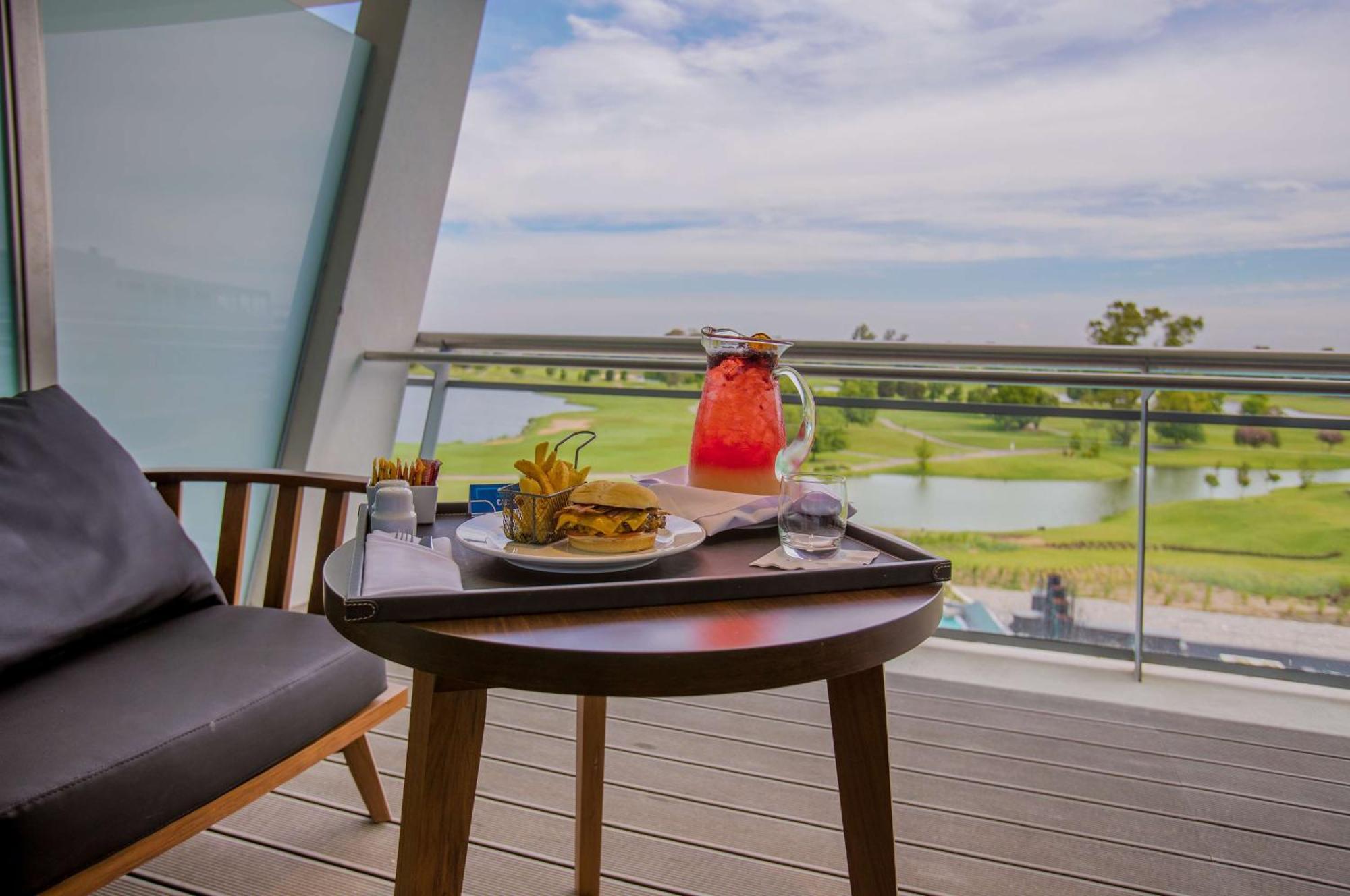 Hilton Pilar